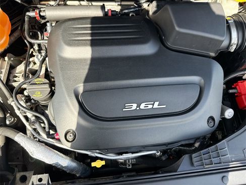 Used 2018 Chrysler Pacifica Touring-L image 35