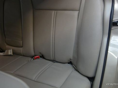 Used 2010 Lincoln Town Car Signature Limited image 25