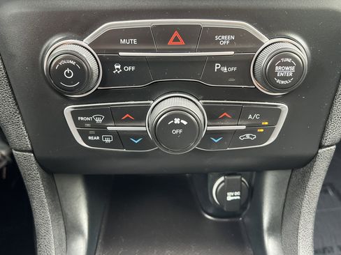 Used 2023 Dodge Charger SXT image 6
