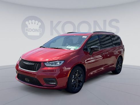 New 2026 Chrysler Pacifica Limited w/ S Appearance Package image 1