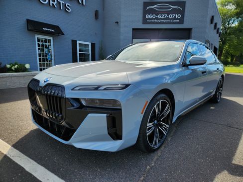 Used 2023 BMW i7 xDrive60 w/ Parking Assistance Package AWD/4WD image 3