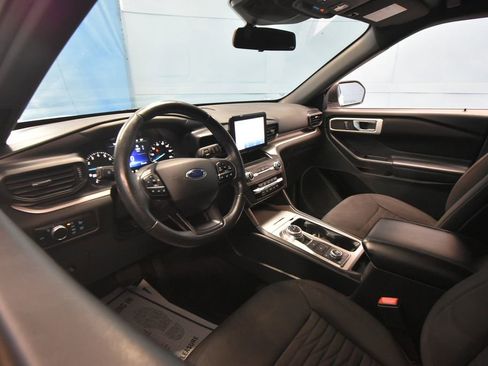 Used 2020 Ford Explorer XLT image 2