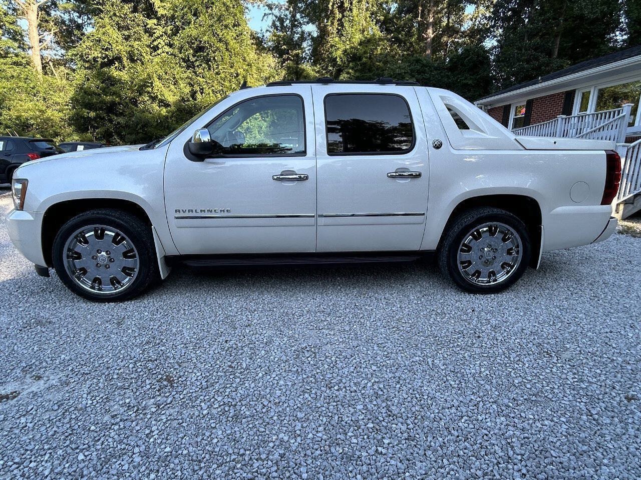Used 2013 Chevrolet Avalanche LTZ AWD/4WD image 2