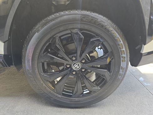 Used 2025 Toyota RAV4 XSE AWD/4WD image 32