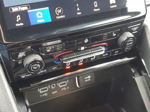 Used 2023 Jeep Grand Cherokee Limited image 25