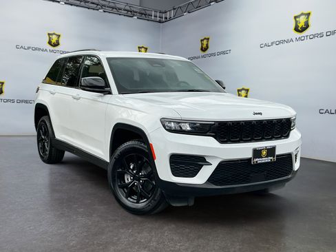 Used 2025 Jeep Grand Cherokee Altitude RWD image 3