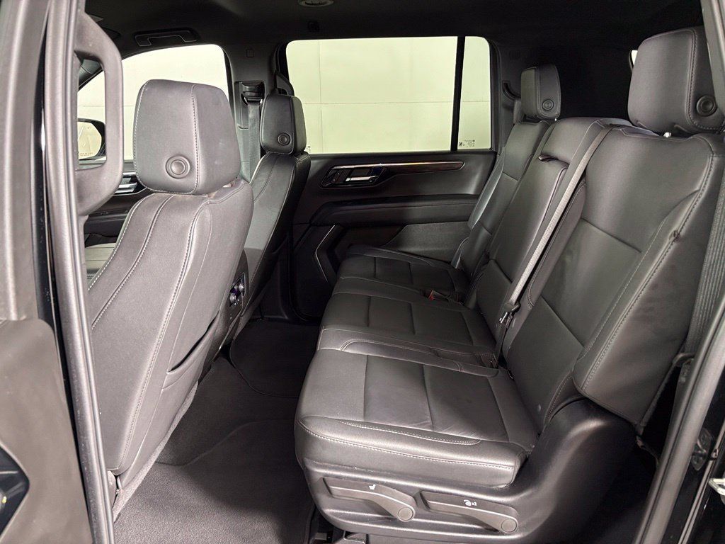Used 2025 Chevrolet Suburban Z71 AWD/4WD image 36