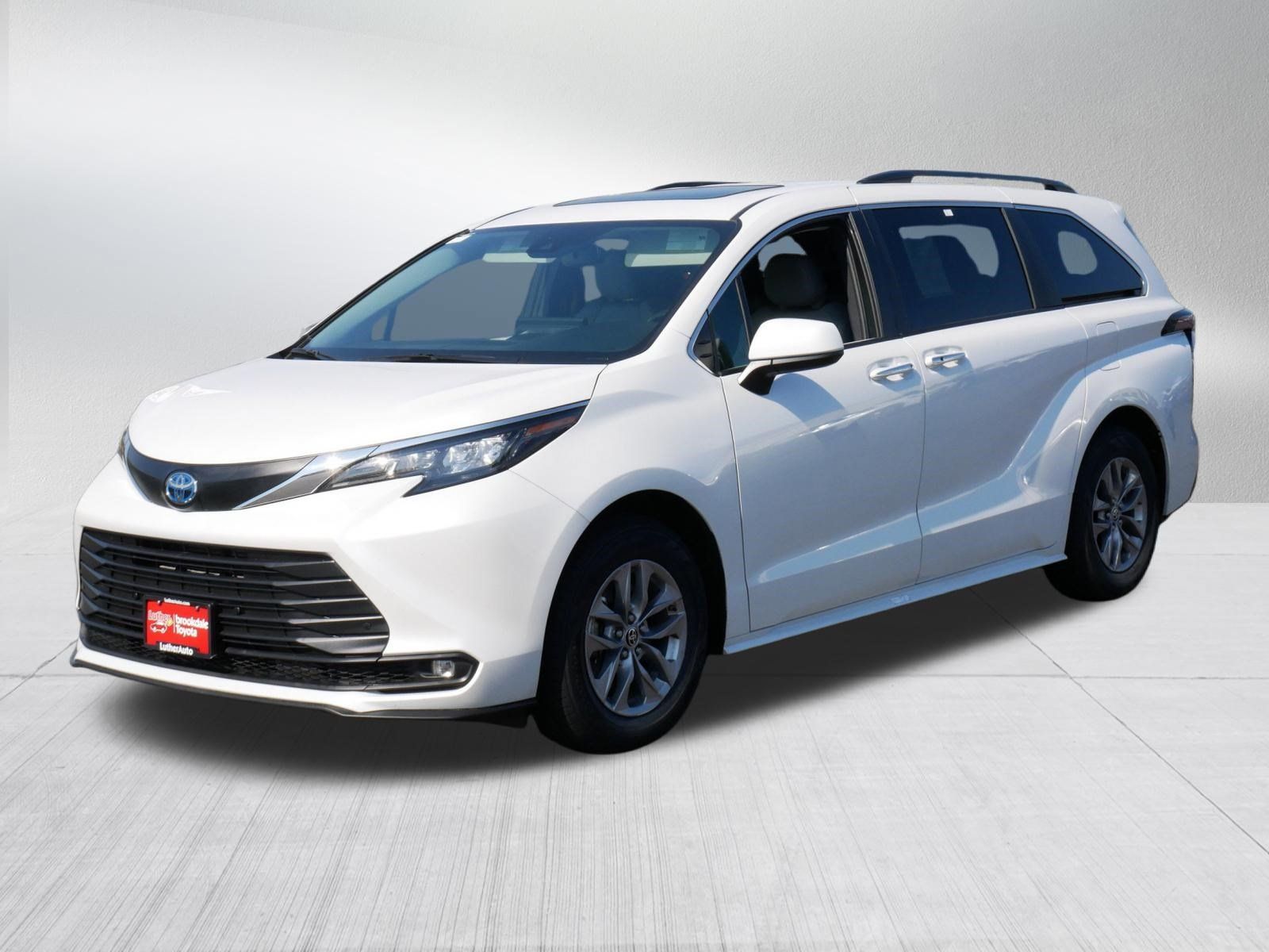 Certified 2025 Toyota Sienna XLE FWD image 3