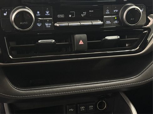 Used 2021 Toyota Highlander XLE image 39