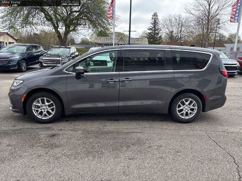 Used 2023 Chrysler Pacifica Touring-L FWD image 8