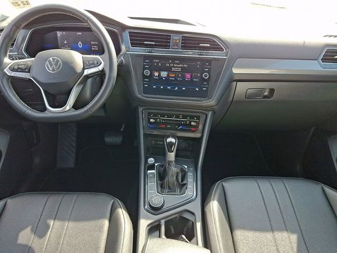 Used 2023 Volkswagen Tiguan SE AWD/4WD image 16