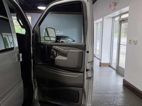 Used 2019 GMC Savana 2500 Extended w/ Enhanced Convenience Package image 17