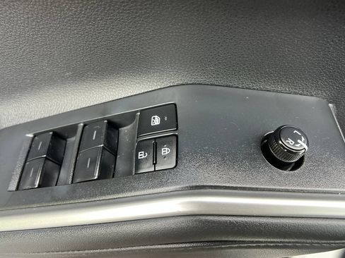 Used 2023 Toyota Highlander XLE AWD/4WD image 11