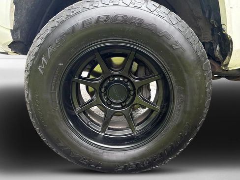 Used 2017 Toyota Tacoma TRD Sport AWD/4WD image 10