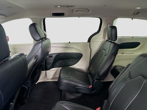 Used 2018 Chrysler Pacifica Touring-L FWD image 30