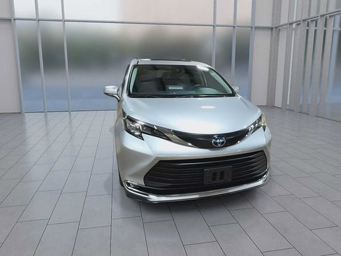 Certified 2023 Toyota Sienna XLE FWD image 3