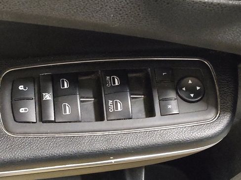 Used 2018 Chrysler 300 S RWD image 27