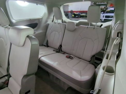 Used 2017 Chrysler Pacifica Touring-L image 32