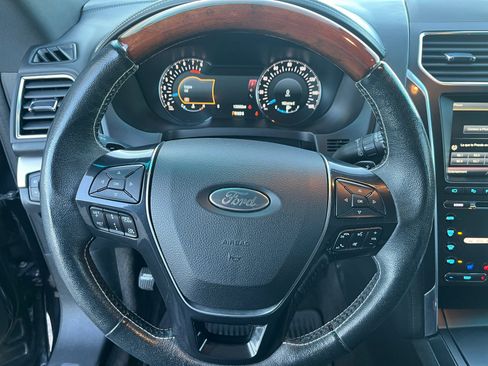 Used 2016 Ford Explorer Platinum image 9