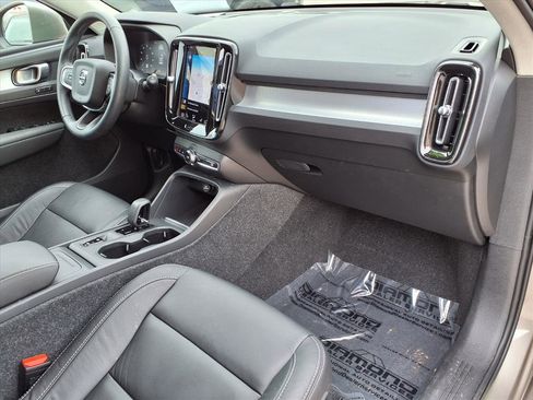 Used 2022 Volvo XC40 T5 Momentum w/ Premium Package image 8