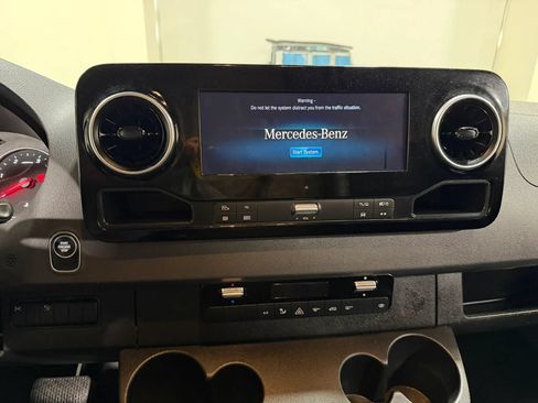 Used 2022 Mercedes-Benz Sprinter 2500 image 39