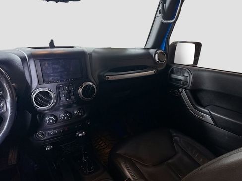 Used 2015 Jeep Wrangler Unlimited Rubicon w/ Connectivity Group image 24