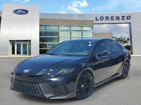 Used 2025 Toyota Camry SE FWD image 1