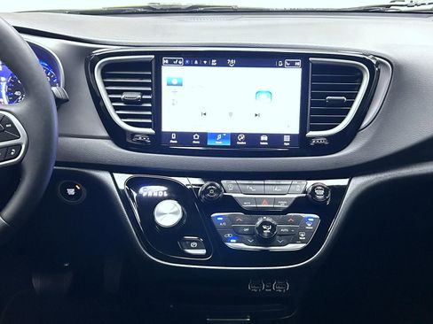 Used 2025 Chrysler Pacifica Select image 13