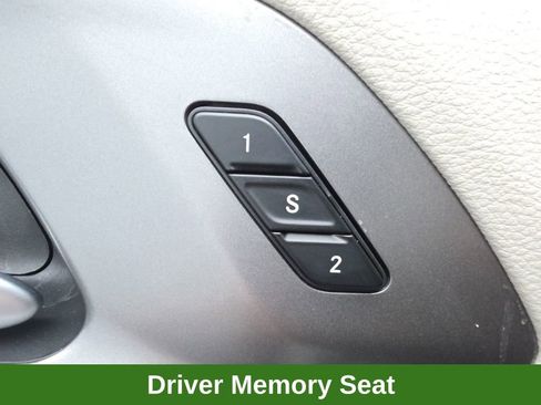 Used 2024 Chrysler Pacifica Touring-L image 16