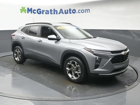 Used 2025 Chevrolet Trax LT w/ LT Convenience Package FWD image 2