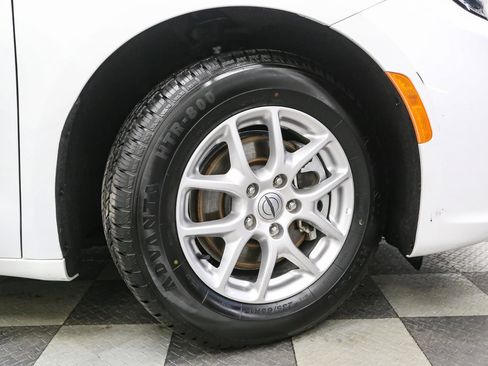 Used 2024 Chrysler Pacifica Touring-L image 15