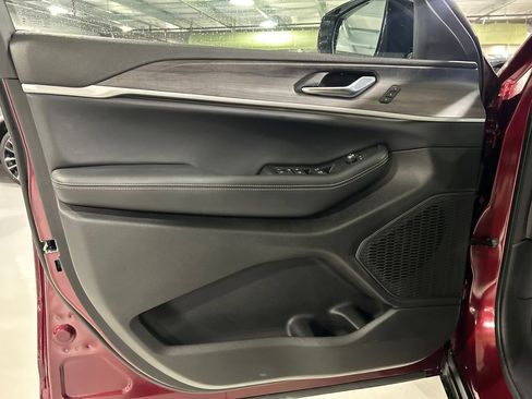 Used 2025 Jeep Grand Cherokee Limited AWD/4WD image 9