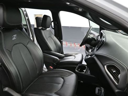 Used 2022 Chrysler Pacifica Touring-L w/ Uconnect Theater Family Group image 53