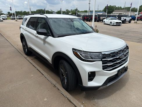 New 2026 Ford Explorer Active AWD/4WD image 3