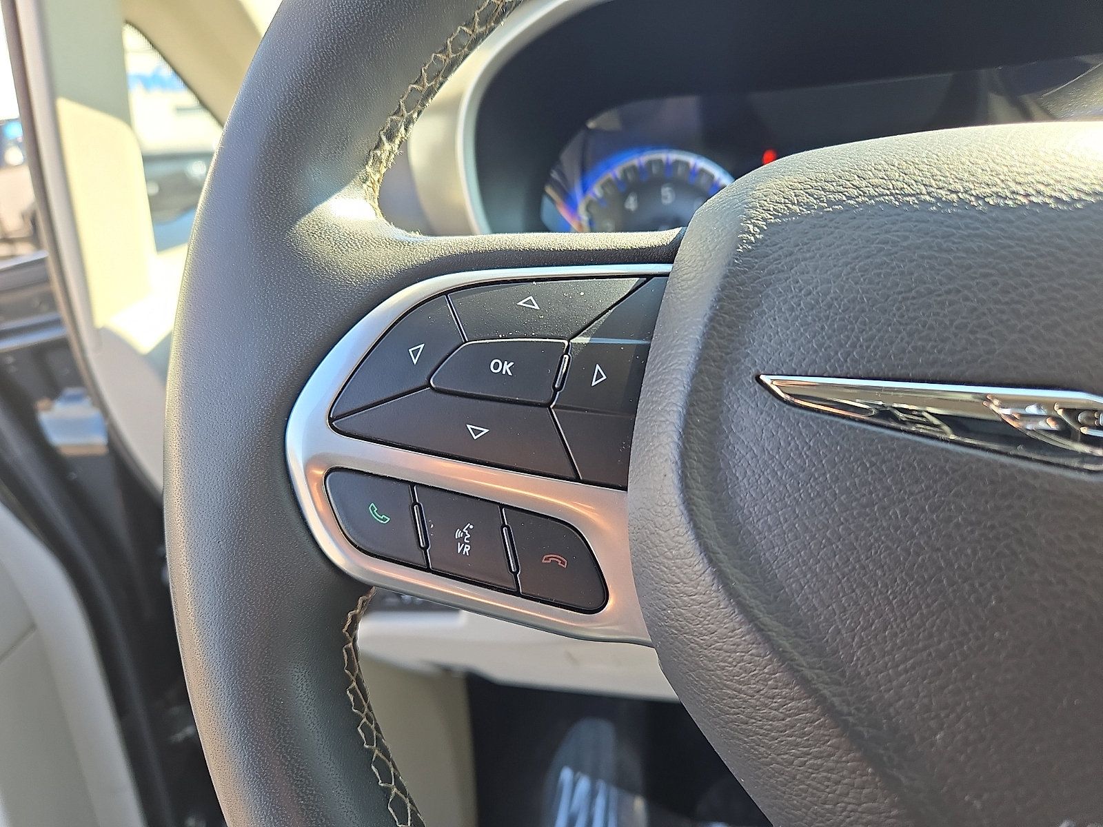 Used 2023 Chrysler Pacifica Touring-L AWD/4WD image 21