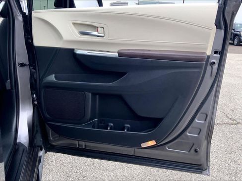 Used 2023 Toyota Sienna Platinum image 22