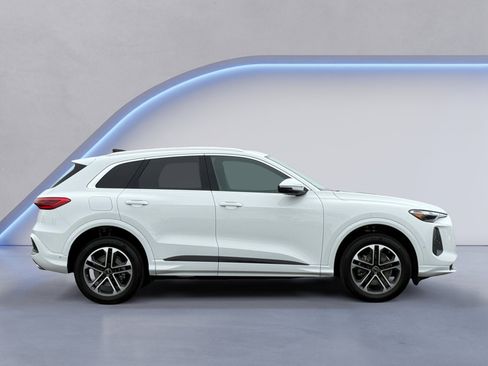 Used 2025 Audi Q5 Premium w/ Convenience Package image 7