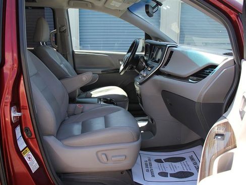 Used 2017 Toyota Sienna XLE Premium AWD/4WD image 19