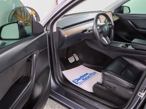 Used 2022 Tesla Model Y Performance image 3