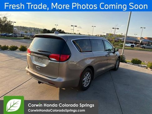 Used 2017 Chrysler Pacifica Touring FWD image 13
