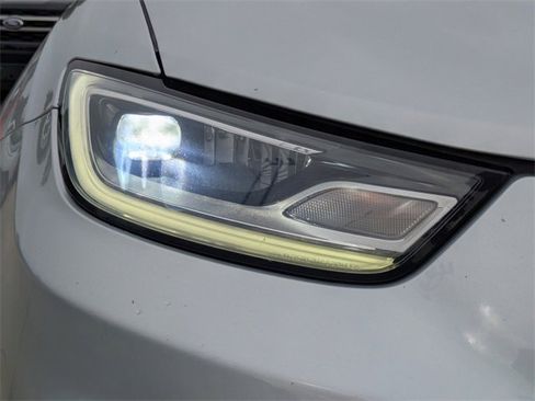 Used 2024 Chrysler Pacifica Touring-L image 10