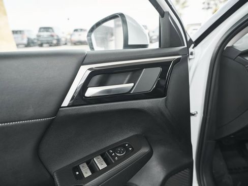 Used 2024 Mitsubishi Outlander SE image 24