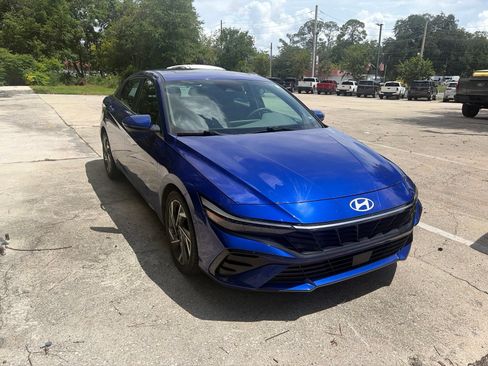 Used 2025 Hyundai Elantra SEL FWD image 8
