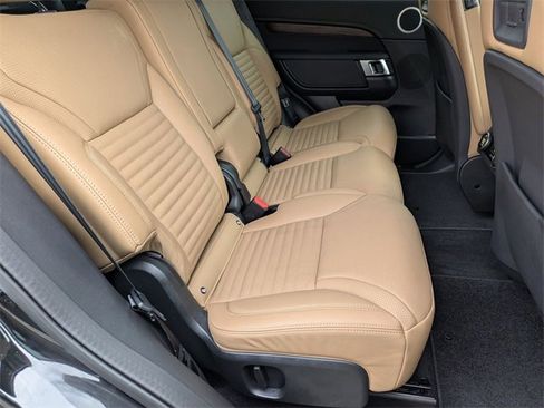 Used 2024 Land Rover Discovery Dynamic SE image 17