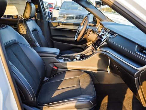 New 2025 Jeep Grand Cherokee Altitude image 18