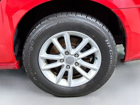 Used 2016 Dodge Grand Caravan SXT image 31