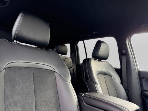 New 2025 Jeep Grand Cherokee Altitude image 18