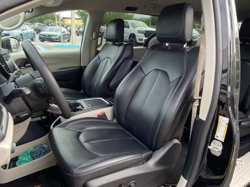 Used 2023 Chrysler Pacifica Touring-L image 14