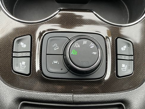 Used 2022 GMC Acadia AT4 w/ Technology Package image 9