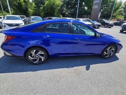 Used 2025 Hyundai Elantra SEL FWD image 17